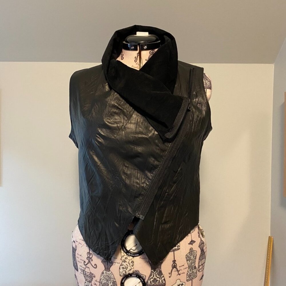 Black leather textured vest sz L Moto inspired